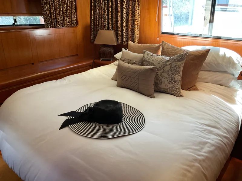 Slide: The Image of Luxurious bedroom on Ocean Alexander 440 Sundeck CPMY, year 1990. - 37