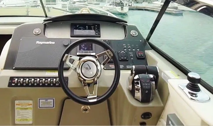 Slide: The Image of Sea Ray 370 Venture 2015 - 10