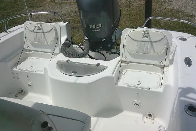 Slide: The Image of 2009 Carolina Skiff 198 DLV Elite boat interior with Yamaha 115 engine. - 18