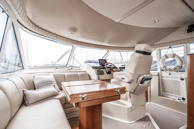 Slide: The Image of Interior of a 2001 Cruisers Yachts 5000 Sedan Sport. - 12