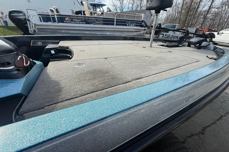 Slide: The Image of 2013 Ranger Z520C Carbon Comanche boat with spacious deck and sleek design. - 15