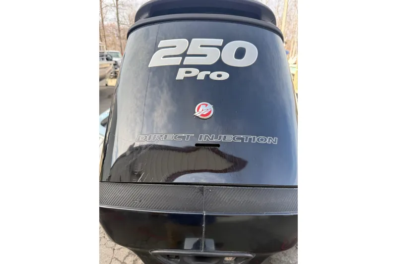 Slide: The Image of 2013 Ranger Z520C Carbon Comanche boat engine, 250 Pro, direct injection. - 37