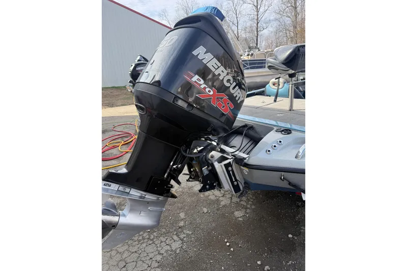 Slide: The Image of 2013 Ranger Z520C Carbon Comanche with Mercury Pro XS outboard motor. - 38