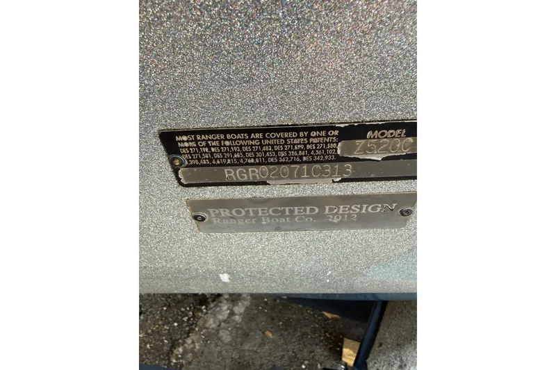 Slide: The Image of 2013 Ranger Z520C Carbon Comanche boat model plate with patent details. - 39