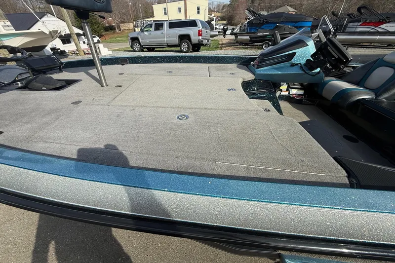 Slide: The Image of 2013 Ranger Z520C Carbon Comanche boat with spacious deck and modern console. - 4