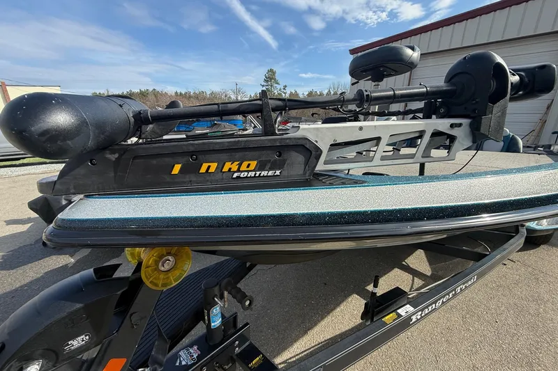 Slide: The Image of 2013 Ranger Z520C Carbon Comanche boat with Minn Kota Fortrex trolling motor. - 7