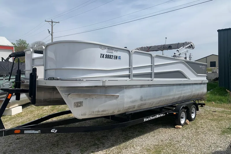 The Image of 2019 YAMAHA G3 V22FC pontoon boat on trailer, parked outdoors. - 0
