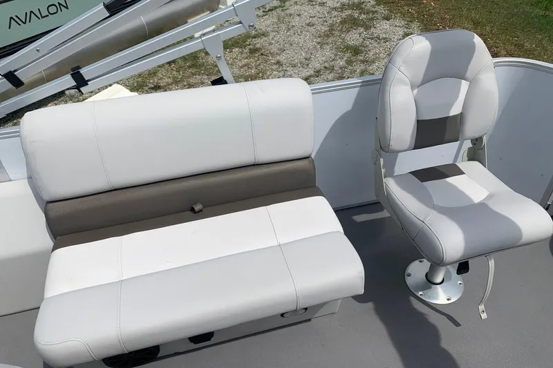 Slide: The Image of White and gray boat seats on a Yamaha G3 V22FC, 2019 model. - 14