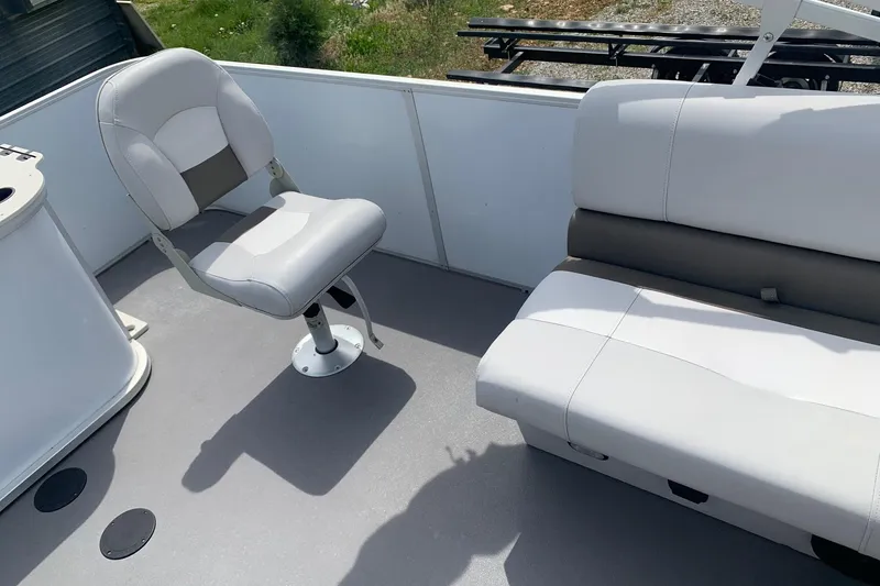 Slide: The Image of Interior of a 2019 YAMAHA G3 V22FC boat with seating and console. - 15