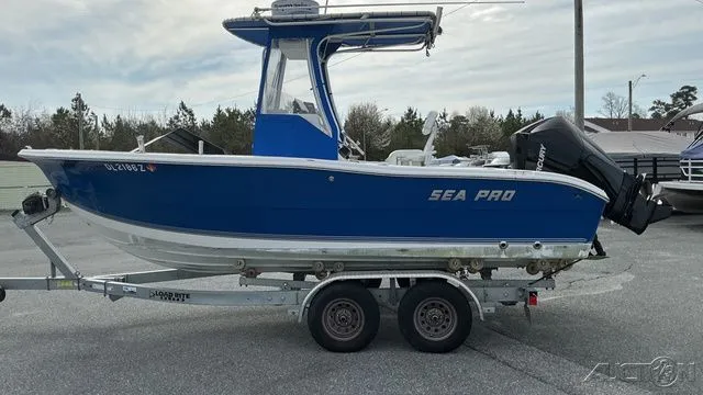 Slide: The Image of Sea Pro 206 Center Console 2005 - 5