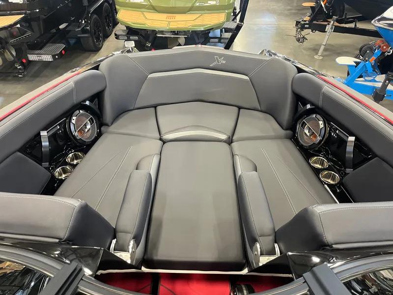 Slide: The Image of Interior of 2022 MasterCraft XStar S with luxurious seating. - 15