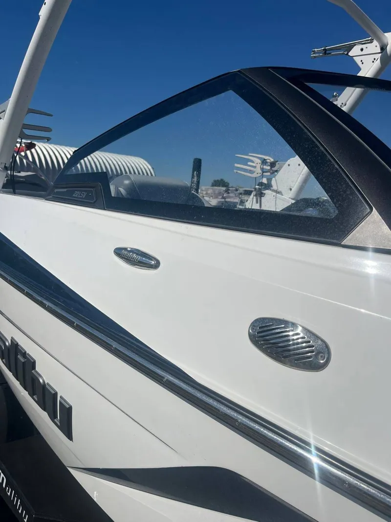 The Image of 2022 Malibu Wakesetter 22 LSV boat, side view in sunny weather. - 1