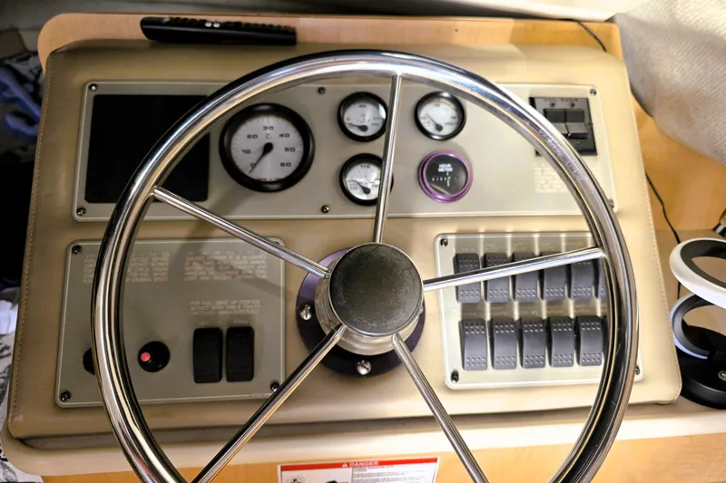 Slide: The Image of Steering wheel and dashboard of 2000 Bayliner 2858 Ciera Command Bridge boat. - 34