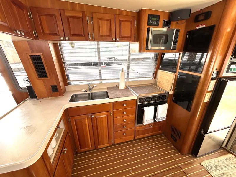 Slide: The Image of Küche im Mainship Trawler 2004 mit Holzschränken und Geräten. - 37
