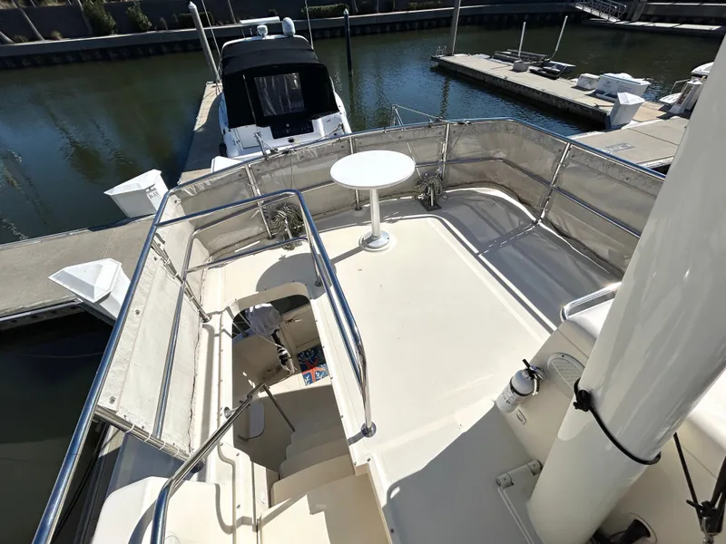 Slide: The Image of 2004 Mainship Trawler Deck mit Tisch und Geländer. - 20
