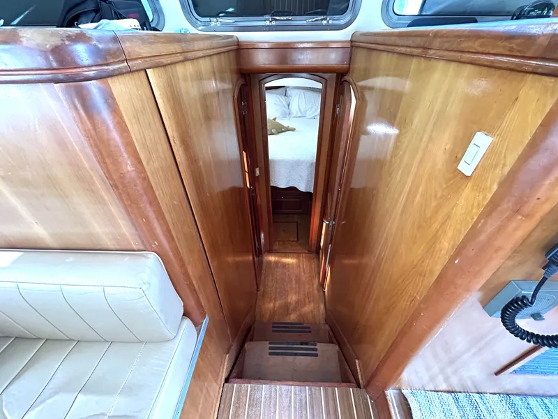 Slide: The Image of Intérieur d'un Mainship Trawler 2004 avec finition en bois. - 43