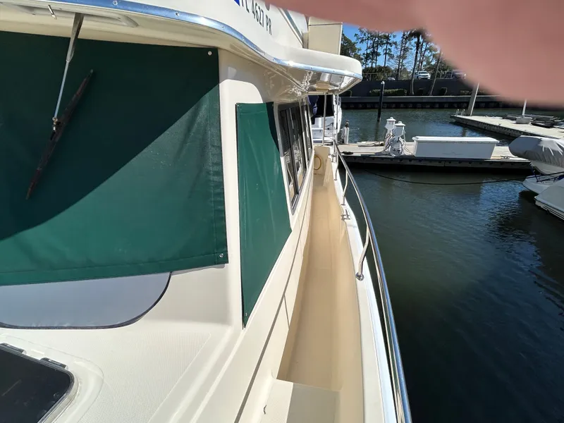 Slide: The Image of Mainship Trawler 2004 atracado con toldo verde. - 10