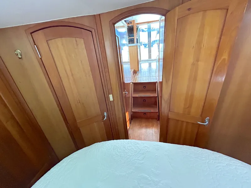 Slide: The Image of Intérieur d'un Mainship Trawler 2004 avec portes en bois et escaliers. - 50