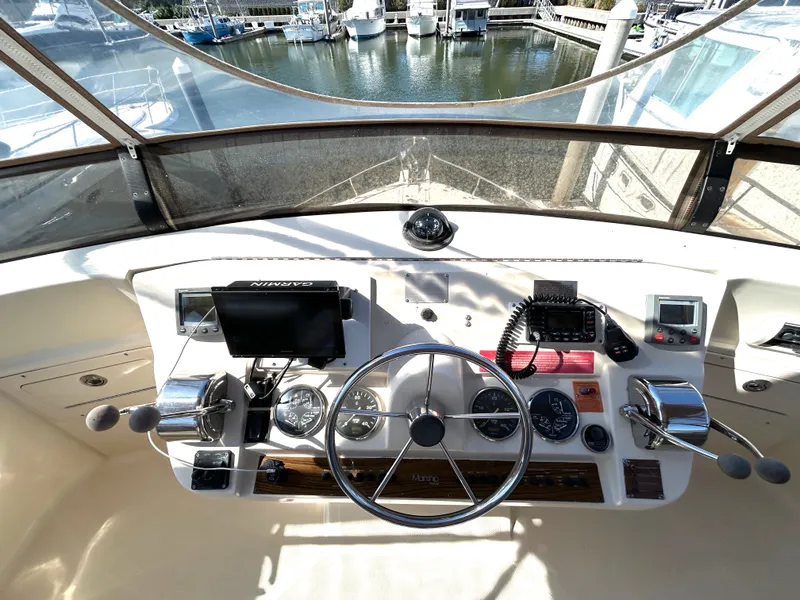 Slide: The Image of Stuurstand van 2004 Mainship Trawler met navigatiesysteem. - 30