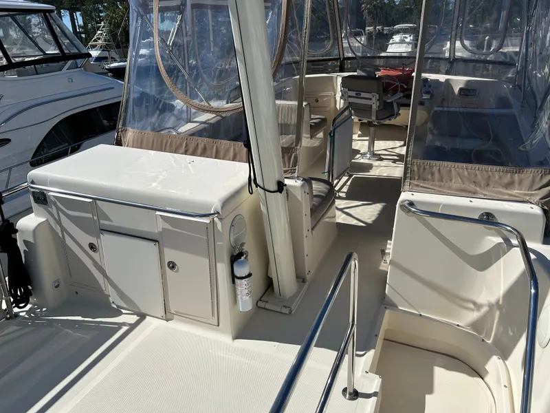 Slide: The Image of Pont du Mainship Trawler 2004 avec espace de sièges et rampes. - 21