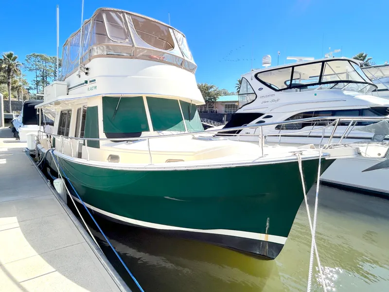 Slide: The Image of Trawler Mainship 2004 amarré, design vert et blanc. - 3