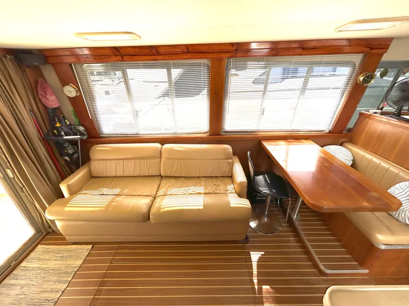 Slide: The Image of Innenraum eines 2004 Mainship Trawler mit Ledersofa und Holztisch. - 36