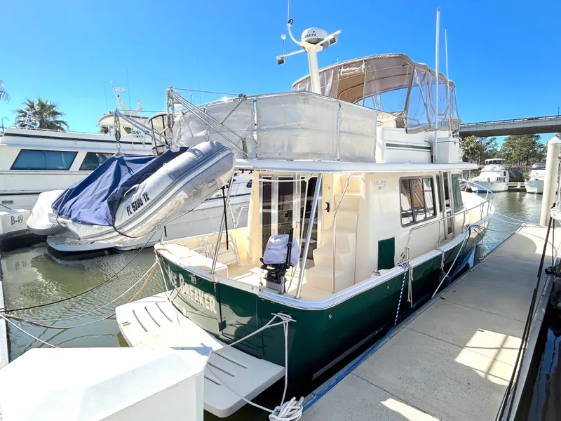 Slide: The Image of Mainship Trawler 2004 ormeggiato con tender, giornata soleggiata. - 2