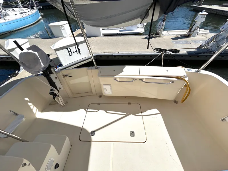 Slide: The Image of Cockpit du Mainship Trawler 2004 au quai, journée ensoleillée. - 16