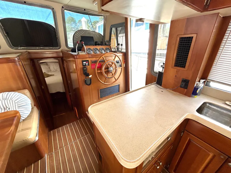Slide: The Image of Interior de un Mainship Trawler 2004 con paneles de madera y área de mando. - 40