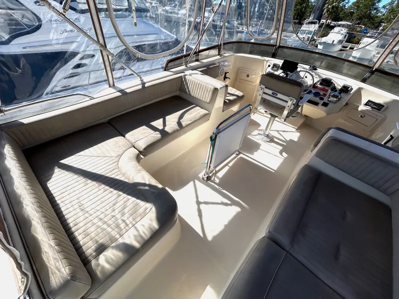 Slide: The Image of Innenraum eines 2004 Mainship Trawler mit Sitzbereich und Steuerstand. - 27