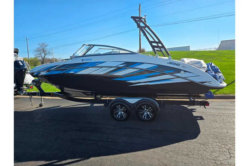 Slide: The Image of 2011 Yamaha Boats SX240 HO on trailer, sleek design with blue accents. - 4