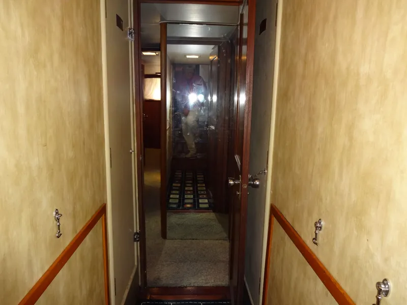 Slide: The Image of Hatteras 53 Motor Yacht 1977 - 51