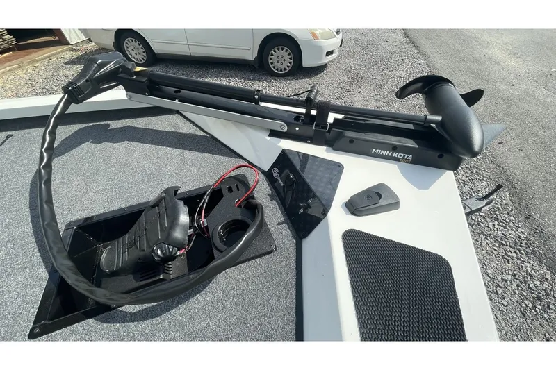 Slide: The Image of 2023 G3 Sportsman 1710 boat with Minn Kota motor. - 7