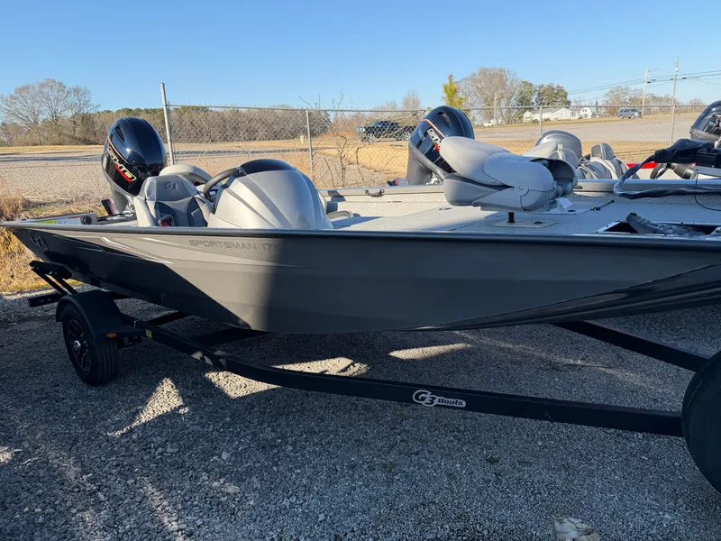 Slide: The Image of 2026 G3 SPORTSMAN 1710 SC boat on trailer, side view. - 13