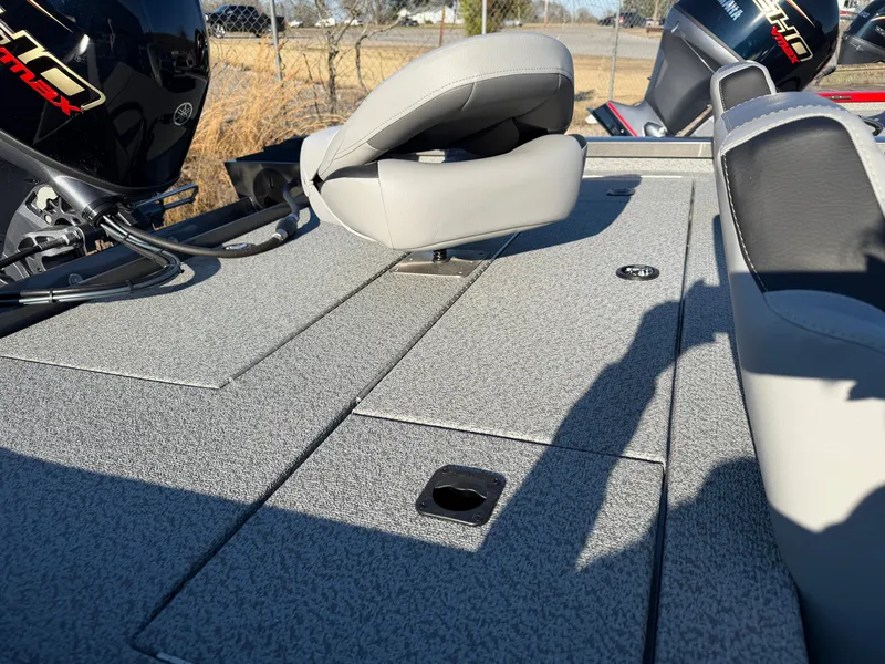 Slide: The Image of G3 SPORTSMAN 1710 SC 2026 boat with gray deck and seat. - 15