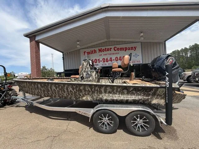 The Image of Avid 21 MAG ST 2026 boat on trailer outside dealership. - 1