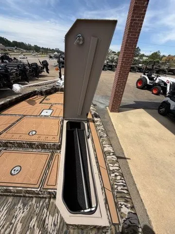 Slide: The Image of Avid 21 MAG ST 2026 boat with open storage compartment lid. - 17