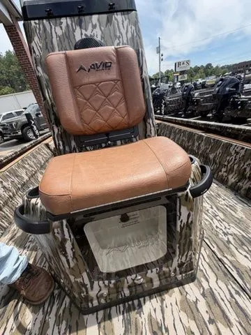 Slide: The Image of Avid 21 MAG ST 2026 boat seat with camouflage pattern and leather upholstery. - 20