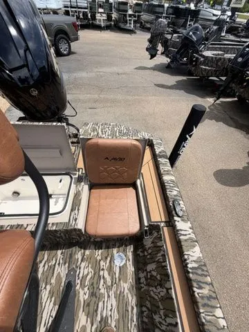 Slide: The Image of Avid 21 MAG ST boat with camouflage design and leather seats, year 2026. - 25