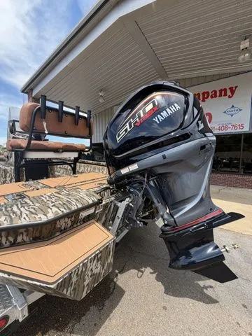 Slide: The Image of Avid 21 MAG ST boat with Yamaha outboard motor, year 2026. - 26