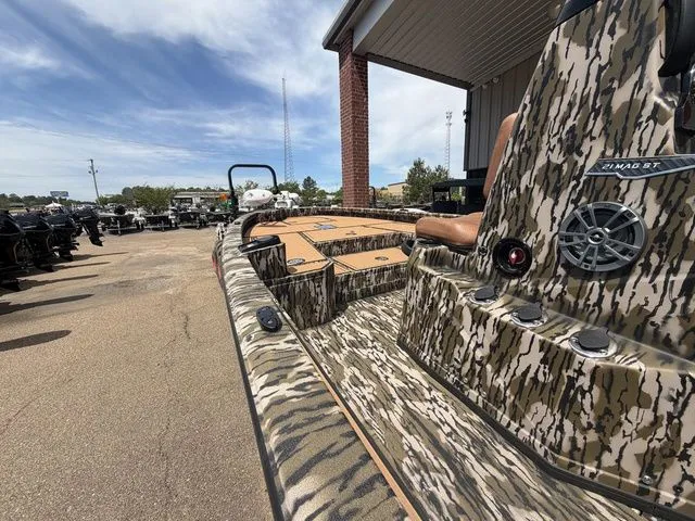 Slide: The Image of Avid 21 MAG ST 2026 boat with camouflage design and modern features. - 4