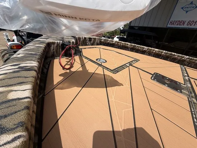 Slide: The Image of Avid 21 MAG ST 2026 boat deck with Minn Kota motor. - 6