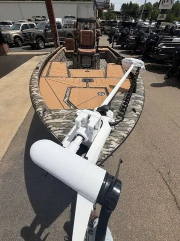 Slide: The Image of Avid 21 MAG ST 2026 boat with camouflage design and modern equipment. - 7