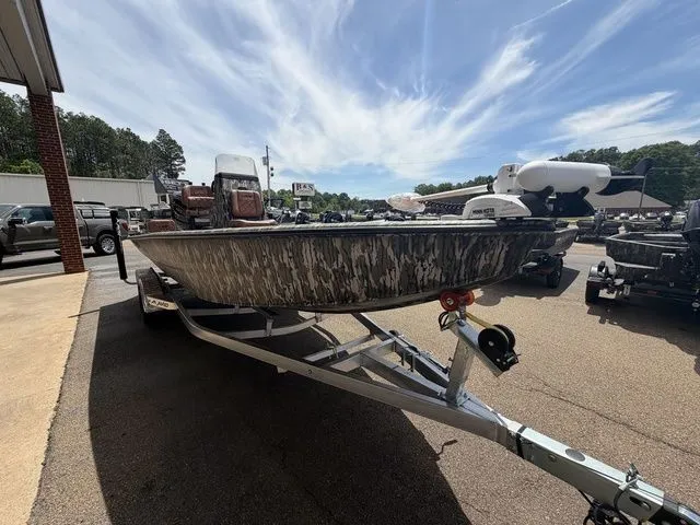 Slide: The Image of Avid 21 MAG ST 2026 boat on trailer under sunny skies. - 8