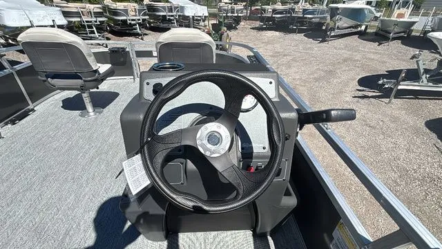 Slide: The Image of Sun Tracker Bass Buggy 16 XL Select 2026 - 5