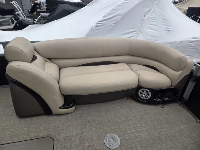 Slide: The Image of Regency 220 DL3 200 L Verado® Pro FourStroke (L4) 2016 - 12