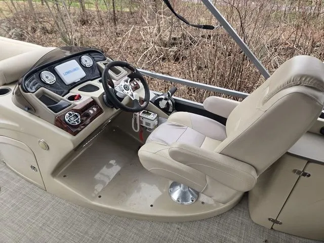 Slide: The Image of Regency 220 DL3 200 L Verado® Pro FourStroke (L4) 2016 - 17