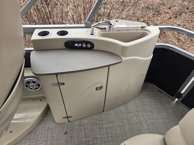 Slide: The Image of Regency 220 DL3 200 L Verado® Pro FourStroke (L4) 2016 - 20