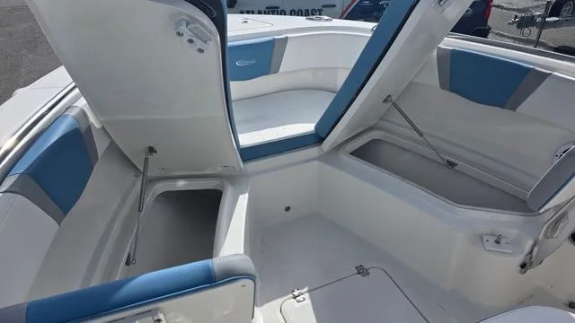 Slide: The Image of Robalo R230 Center Console 2026 - 18