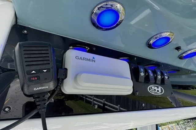 Slide: The Image of Garmin marine electronics on 2022 Sea Hunt BX 25 FS boat with blue LED lights. - 19